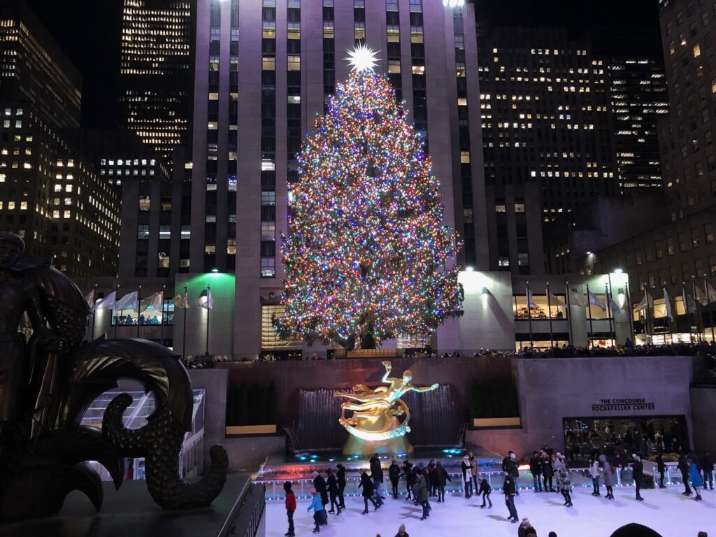 how many solar panels would it take to power the rockefeller christmas tree?