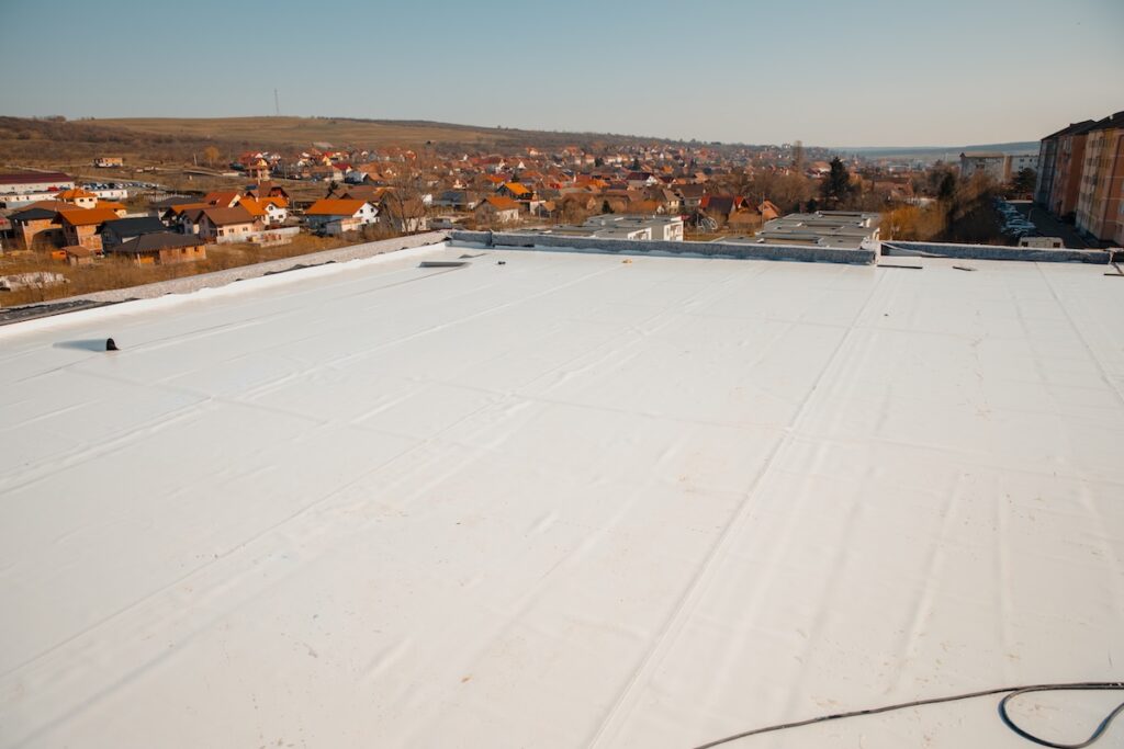 Flat roof with hot air welded tpo membrane waterproofing for ballasted system
