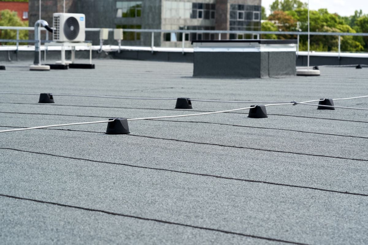 Flat roof protective covering with bitumen membrane